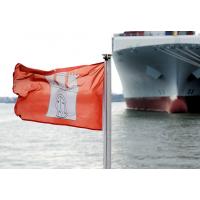 3900_1001 Schiff im Hamburger Hafen - Hamburgfahne am Flaggenmast. | Flaggen und Wappen in der Hansestadt Hamburg